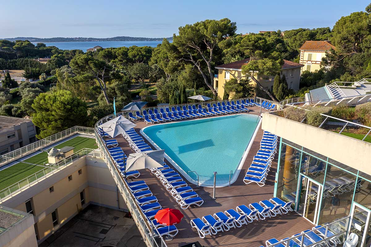 https://cdn.dealeusedevoyages.com/sites/default/files/article/FRATHYE-club-marmara-hyeres-piscine-generique-sejour-france-tui.jpg