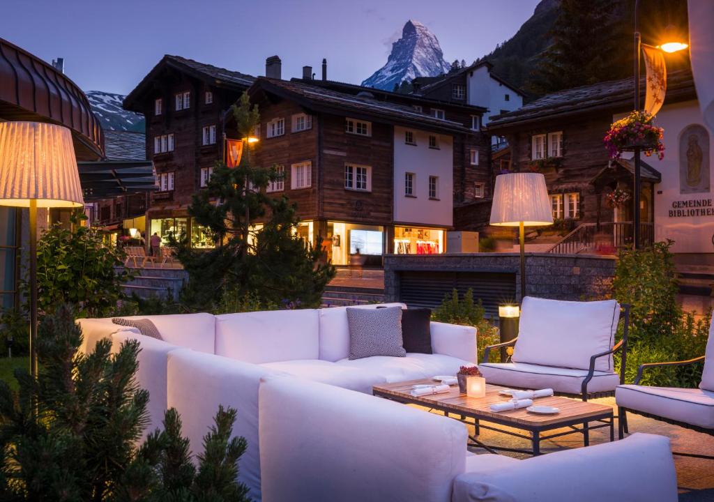 https://cdn.dealeusedevoyages.com/sites/default/files/article/Grand-Hotel-Zermatthof.jpg
