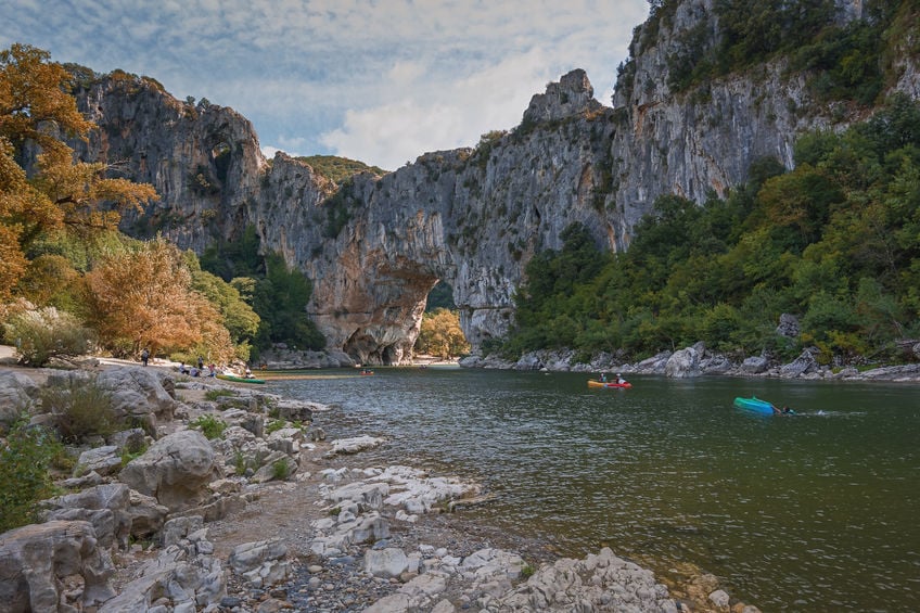 https://cdn.dealeusedevoyages.com/sites/default/files/article/ardeche_0.jpg